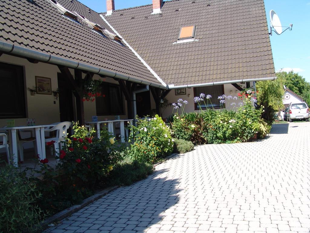 Eifert Haz Bed & Breakfast Balatongyorok Ruang foto